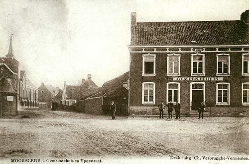 links het klooster, rechts het gemeentehuis