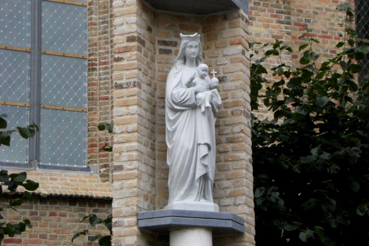 het historisch Maria-beeld van het verwoeste 19de eeuwse klooster in Moorslede