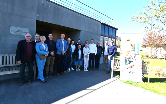 De initiatiefnemers van de kinderopvang in het kloostergebouw van de zusters, begin april 2026 (Foto: KW).