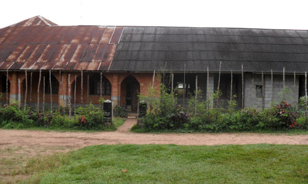 De voorgevel van het hoofdklooster in Basankusu