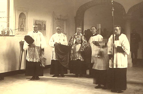 de plechtige inwijding van het nieuwe klooster door kan. Lescouhier in 1924