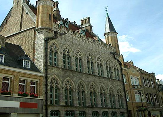 De voorgevel van het Steen der Tempeliers in Ieper