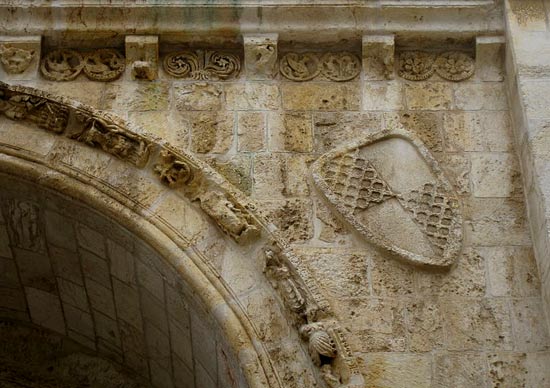 Dit is ongeveer alles wat nu nog overblijft van de Santa Maria Latinakerk: het noordelijk hoofdportaal, versierd met delen van de dierenriem.