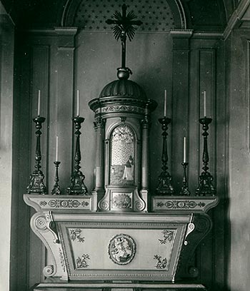 het altaar van de 1ste kapel, in 1895 geplaatst in de kerk van Proven