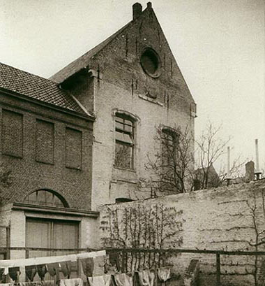 de achterzijde van de kapel naast Ten-Bunderen coninckxdaele
