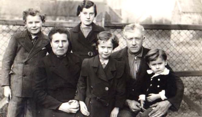 De familie Achilles Grymonprez-Samyn, met rechts de achter- en zijkant van de 1ste kapel