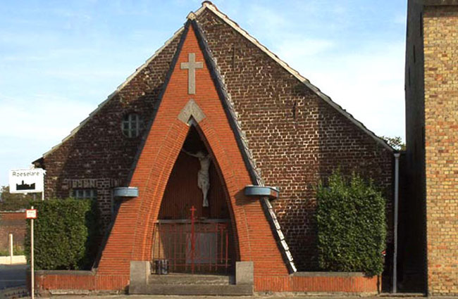 De huidige kruiskapel (1945) op de hoek van de Menensesteenweg en de Mgr. Catrystraat.