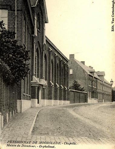 zicht op de kapel, directeurshuis en weeshuis vanaf de straatkant