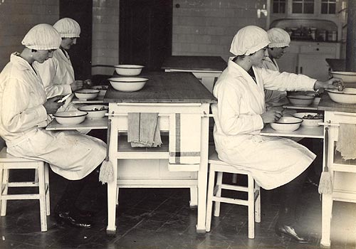 de bereiding van groenten in de keukenklas (1935)