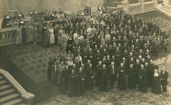 De trotse zusters, geestelijken (pastoors van de filiaalscholen), notabelen en 150 ex-kostschoolmeisjes in 1924