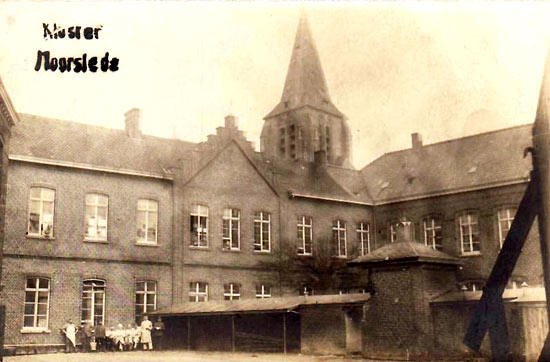verplegend personeel op een binnenkoer van het klooster. Duitse postfoto (1916).