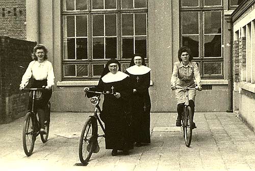 Zr. Alphonsina en Zr. Marie-Georgine van de 'Mariaschool' startensklaar met de tandem. De lerares links is de latere Zr. Catherina. (1945)