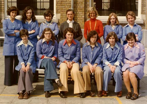 Zr. Benitia met een klas van de beroepsschool (schooljaar 1974-75)