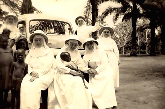v.l.n.r. Vooraan: de zusters Cypriana, Henriette en Marie-Constant. Achteraan: de zusters Eduarda, Eudoxie (aan het stuur), Tuburcia en Fabiana (foto van 1960)