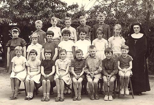 directrice Zr Lutgart met de kinderen van het 4e, 5de en 6de studiejaar (mei 1963)