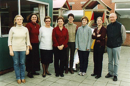 het lerarenkorps van het schooljaar 2002-2003 (foto: Brigitte Dejonghe, 4de van links)