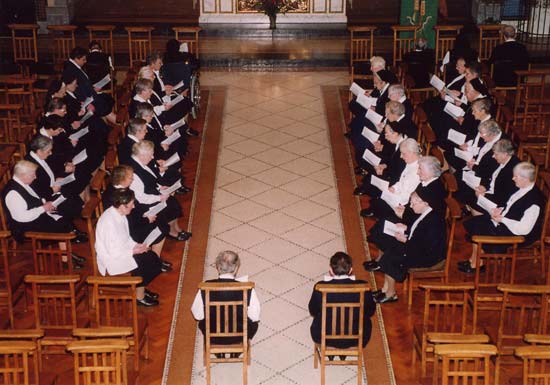 het gemeenschappelijk breviergebed in de kloosterkapel. Moorslede, 2003