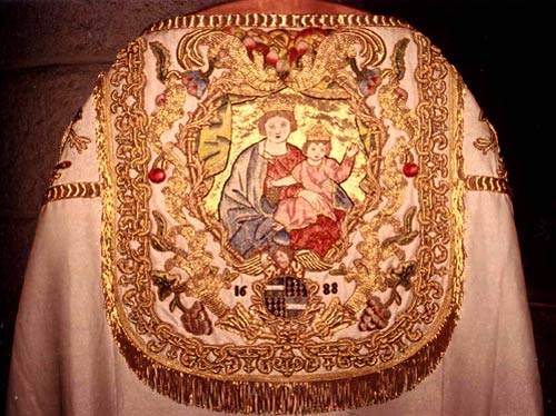 geborduurde koorkap met gekroonde H.Maria en Kindje Jezus (1688)
