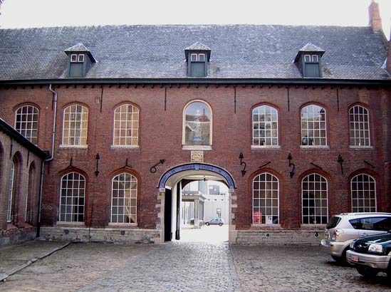 De binnenkoer van het klooster der Zusters-Augustinessen van Kortrijk