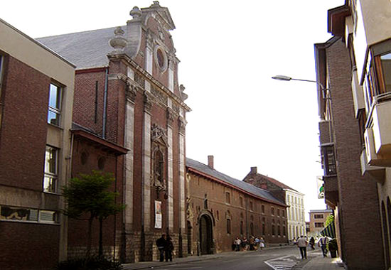 de barokke voorgevel van de kapel en rechts de lange zijgevel van het klooster met de poort naar de binnenkoer