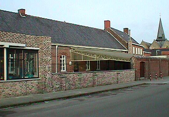 huidig uitzicht van de school en het oude kloosterhuis in Krombeke