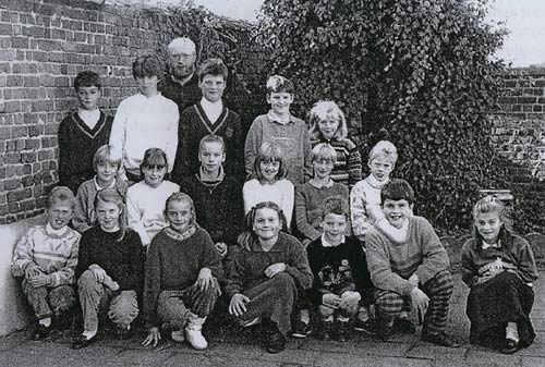 het 4de, 5de en 6de leerjaar (1988) met, in het midden bovenaan, meester Marniek Cnockaert,<br> nu directeur van de vroegere zustersschool in Slypskapelle
