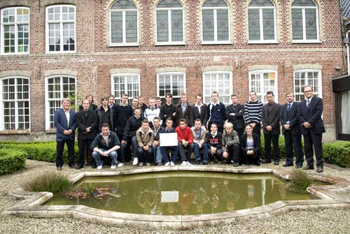 groep leerkrachten en leerlingen van het VTI-Poperinge in 2004