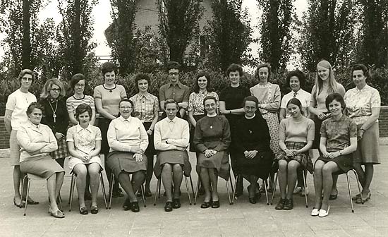 leerkrachten van de lagere school. In het midden vooraan (vlnr), Zr Elza, Zr Micheline, Zr Alice en Zr Marie-Louise