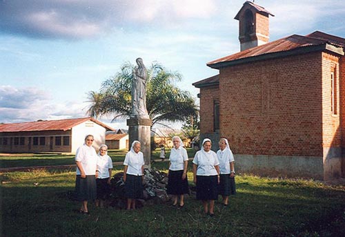 Maria-beeld voor het klooster van de zusters in Basankusu 