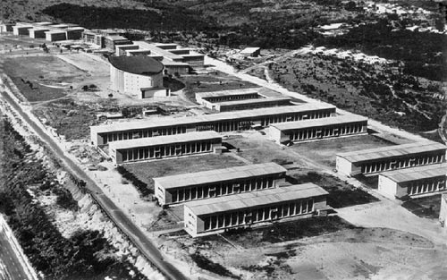 de katholieke Universiteit van Lovanium. Geannexeerd in 1971, teruggegeven in 1981