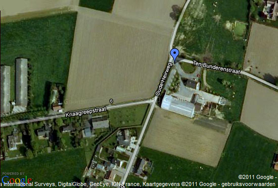 luchtfoto (Google Maps) van de plek waar vroeger het Gasthuis Ten Bunderen stond, en nu een hoeve met witte dakbedekking