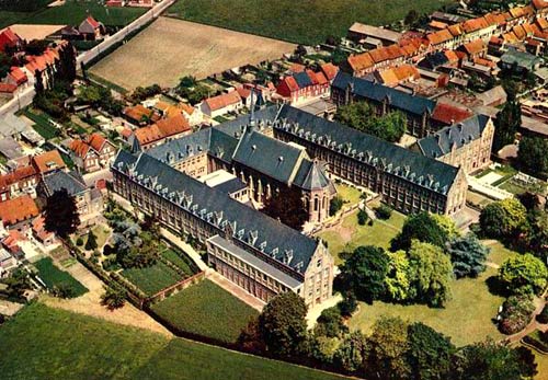 luchtfoto van het klooster- en scholencomplex in Moorslede