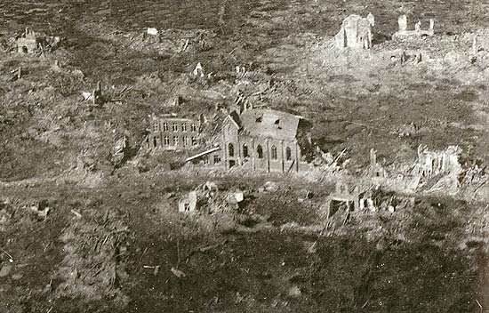 een luchtfoto van het klooster van Moorslede (8 maart 1918)