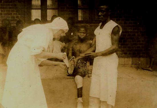 Zr. Bonifacia in het eerste hospitaal van Mompoko (1939)