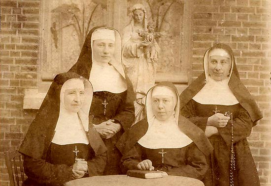 de eerste communauteit van zusters in augustus 1899