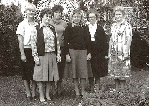 het korps van leraressen in 'Maria-Steen' met, 2de van rechts, Zr Denise (1977)