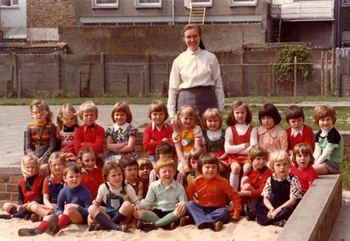 klasfoto met Zr Anna (schooljaar 1974-75)