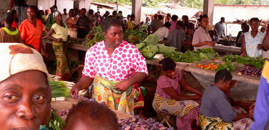 gezellige drukte op de markt van Basankusu