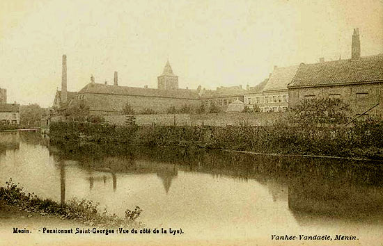 De Leie met de achterkant van het St.-Janshospitaal en de St.-Vedastuskerk op de achtergrond (postkaart van rond 1900)