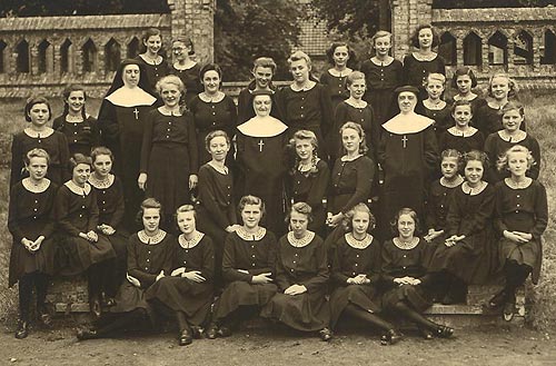 de leerlingen en zusters-leraressen van het algemeen middelbaar (schooljaar 1941-42) met, in het midden, de directrice Zr. Marie-Paul (Anna Barbaix)