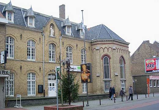 het voormalig kloostergebouw nu. Rechts de ingang van de basisschool 'St.-Jozefsinstituut'