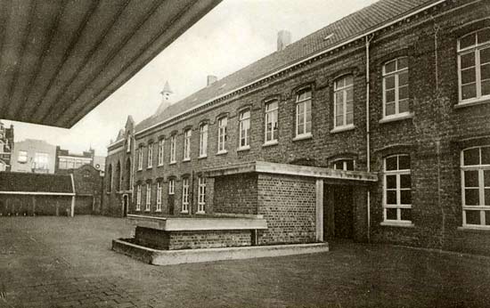 bovengrondse constructie van de schuilkelder (1943-44) op de speelplaats, afgebroken in 1958