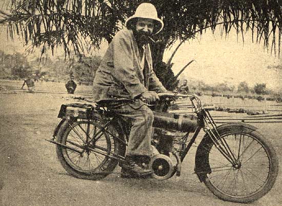 Gutherson met de moto op tocht in de dorpen