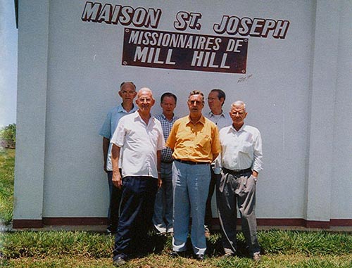de Mill Hill-communauteit in Basankusu begin 2001. Vooraan v.l.n.r. de paters Harry Reusen, Jan van Luijk en René Graat. Achterste rij v.l.n.r. de broeders Marinus de Groot en Otto Perfler en pater John Kirwan.