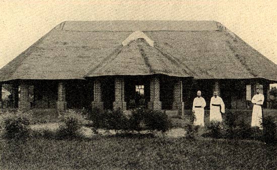 het latere woonhuis in Mampoko met Reany, van de Seyp en van Leeuwen