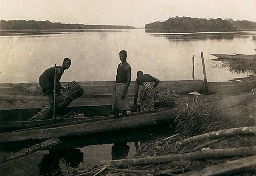 aan de oever van de Lulonga-rivier in Mampoko