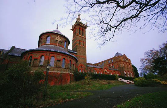 de voorgevel van het Mill Hill-hoofdkwartier in Londen.