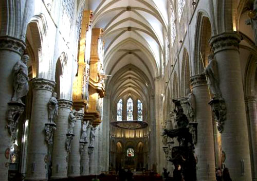 het interieur van de St. Goedelekathedraal in Brussel
