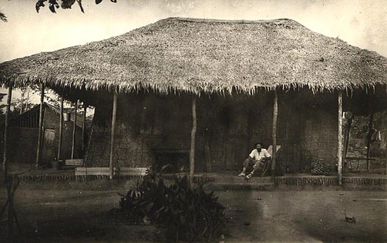 het eerste (lemen) woonhuis van de missionarissen in Bokakata