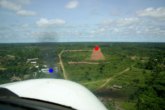 zicht op Basankusu, met de plaats van de 1ste missiepost (rode stip), en die van het huidige missiehuis van Mill Hill (blauwe stip)